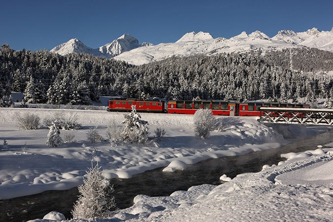 ENGADIN St. Moritz: Rhaetische Bahn bei Punt Muragl