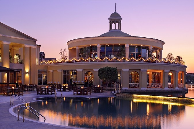 Courtyard by Marriott Dubai pool